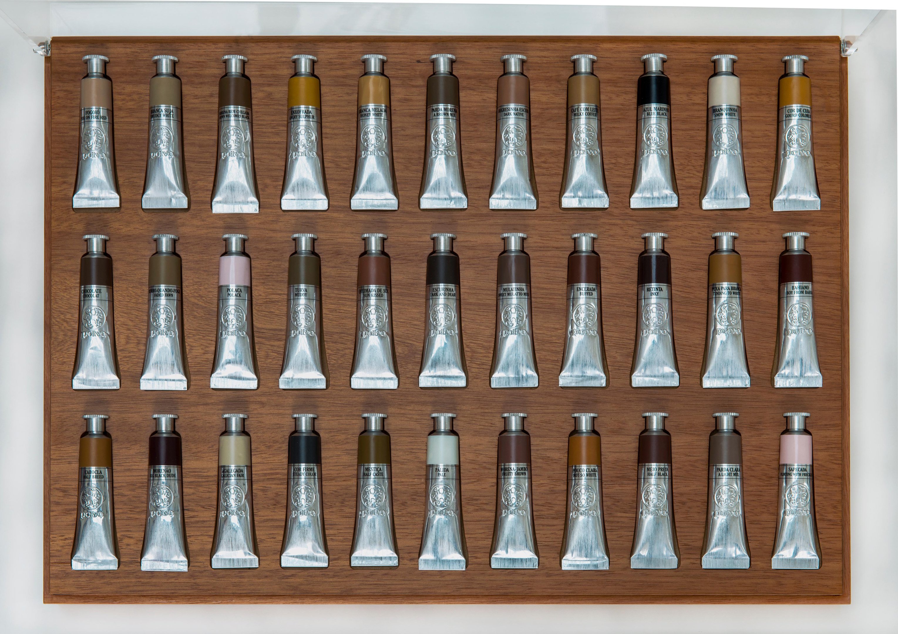 Obra de Adriana Varej&atilde;o, "Tintas Polvo" (2013)