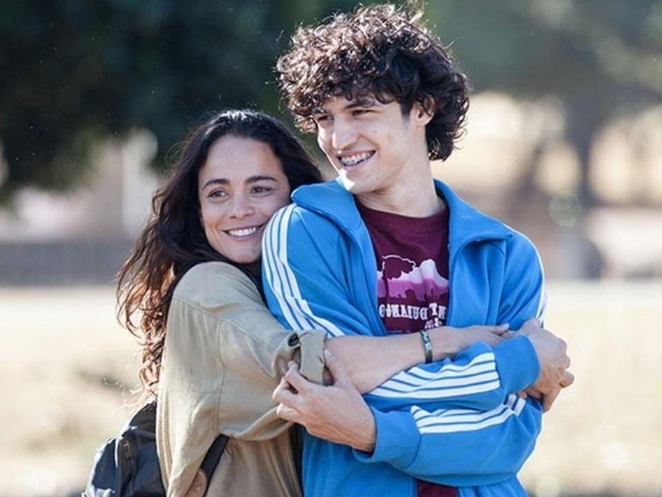 Gabriel Leone e Alice Braga vivem personagens ic&ocirc;nicos do Rock Brasil dos anos 1980