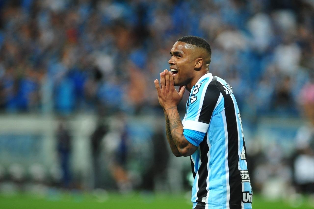 Gr&ecirc;mio n&atilde;o dever&aacute; buscar reposi&ccedil;&atilde;o por Douglas Costa