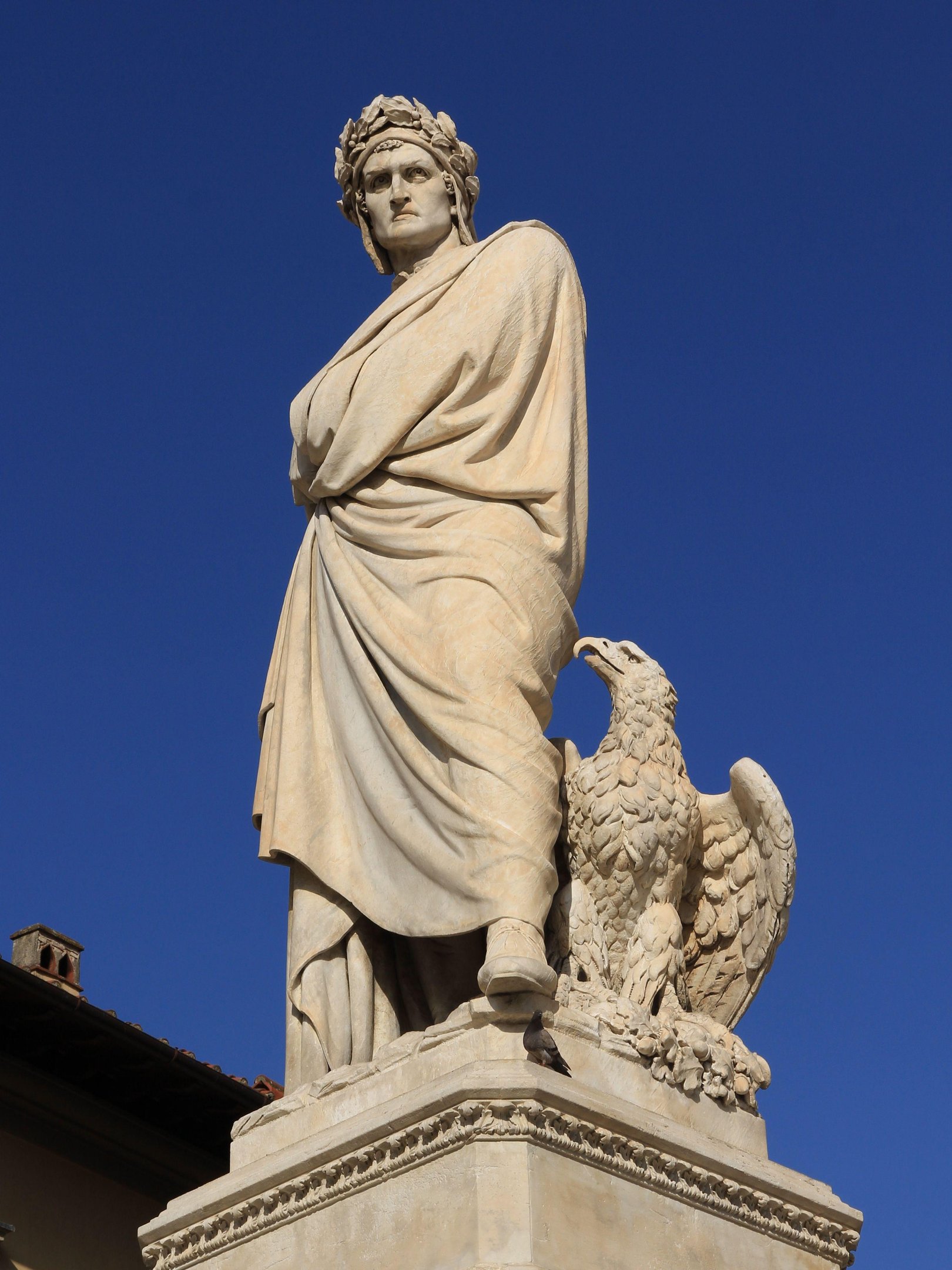 Est&aacute;tua do poeta e fil&oacute;sofo Dante Alighieri na sua natal Floren&ccedil;a, na regi&atilde;o da Toscana, It&aacute;lia