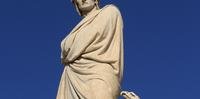 Estátua do poeta e filósofo Dante Alighieri na sua natal Florença, na região da Toscana, Itália