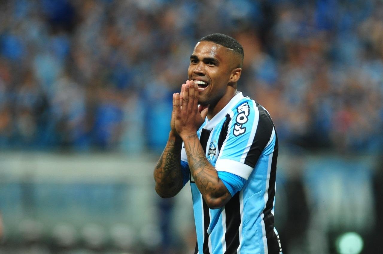 Douglas Costa n&atilde;o deve seguir no Gr&ecirc;mio