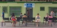Na unidade de saúde São Carlos, 15 pessoas aguardavam sentadas hoje pela manhã