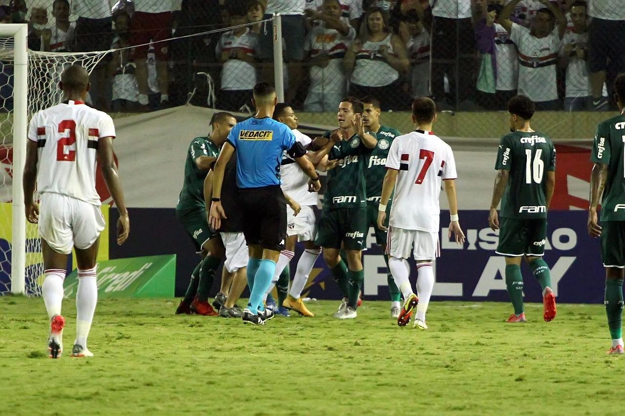 &Aacute;rbitro do jogo revelou quatro paralisa&ccedil;&otilde;es na partida