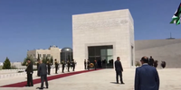 O museu Yasser Arafat, em Ramallah, retirou charges do ex-líder palestino, depois de receber protestos de pessoas que as consideraram desrespeitosas