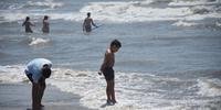 Em Imbé, crianças e adultos se divertiram nas ondas mais rasas, às margens da praia