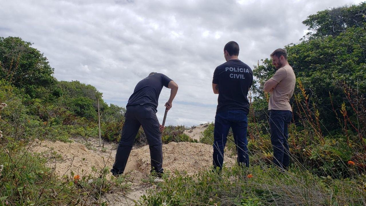 O corpo foi enterrado no local da execu&ccedil;&atilde;o, em uma cova cavada na areia da praia