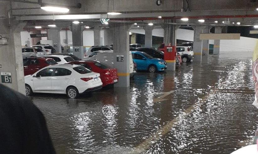 &Aacute;gua tomou subsolo do estabelecimento comercial