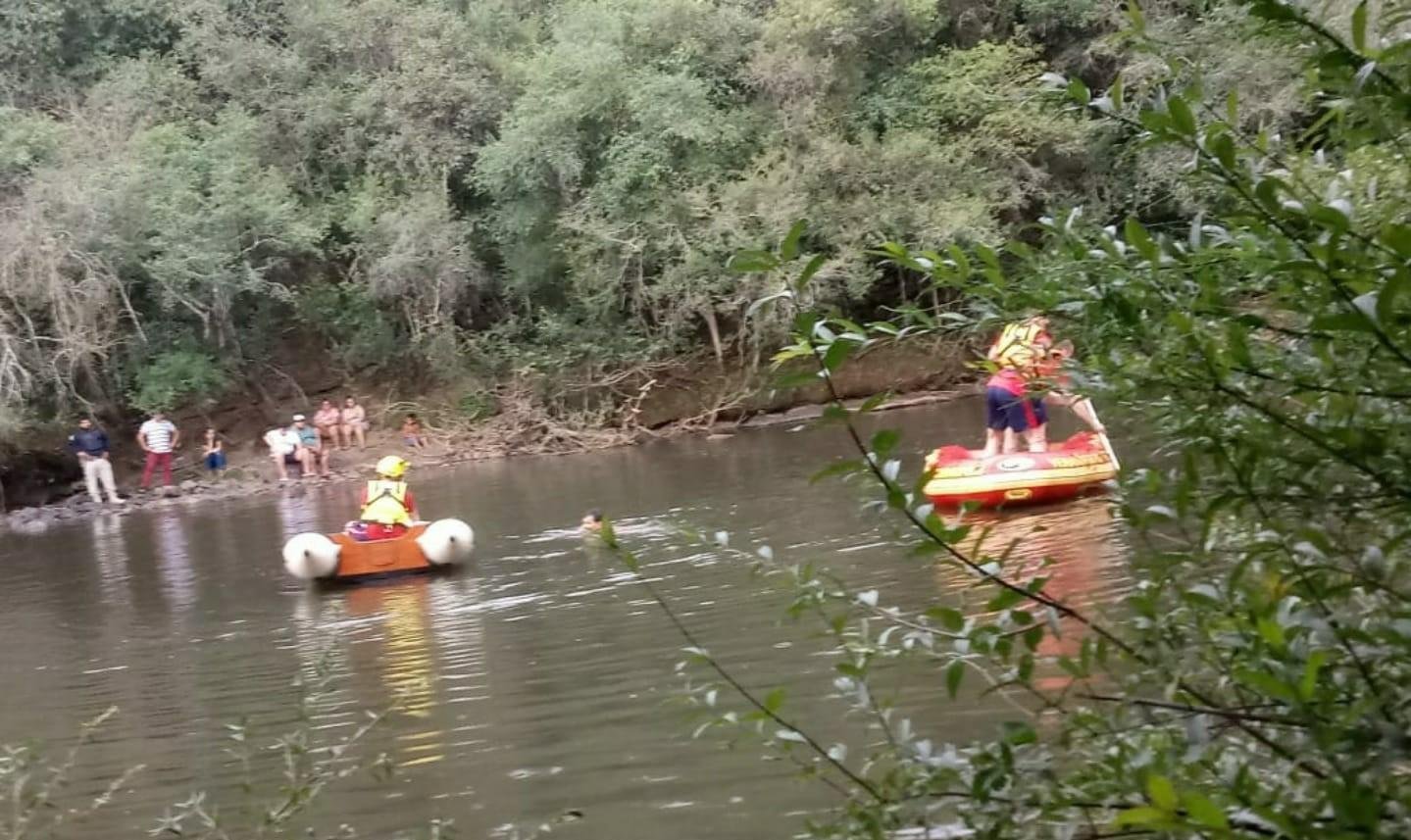 Para o resgate dos corpos foram utilizados botes de salvamento, garat&eacute;ias e t&eacute;cnicas de mergulho