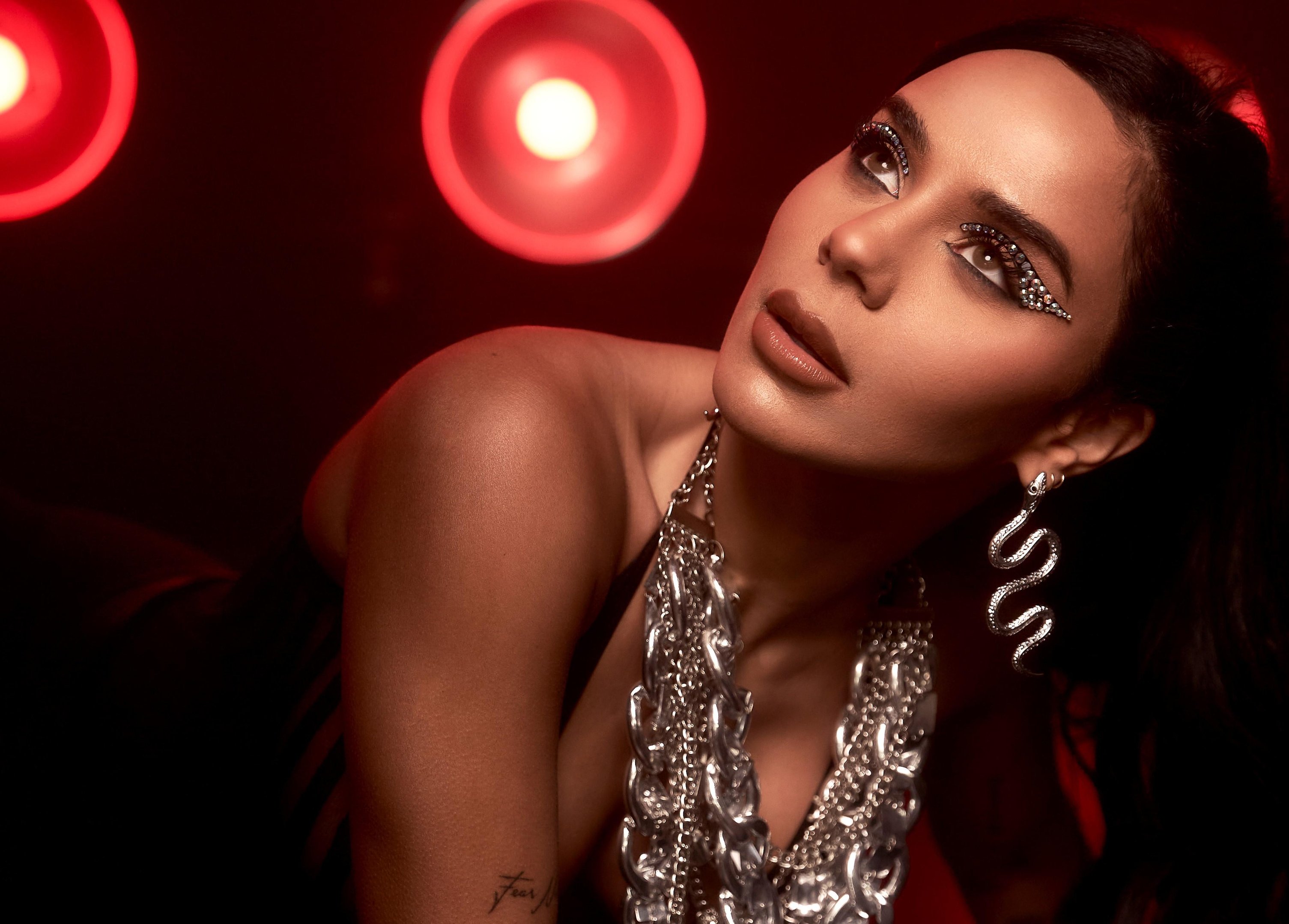 Izzy La Reina lan&ccedil;a  'La Oscuridad', traz mistura de pop e reggaeton