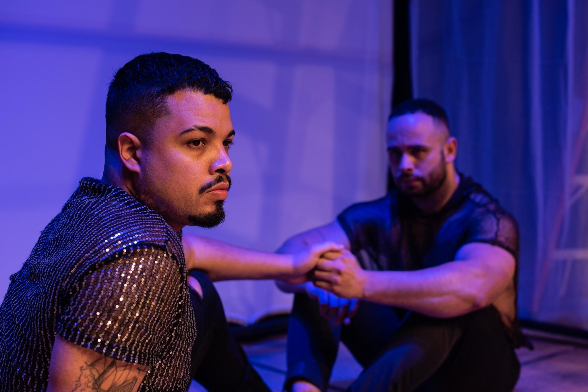 Lincoln Camargo e Xandre Martinelli em cena de &ldquo;Sobrevida&rdquo;
