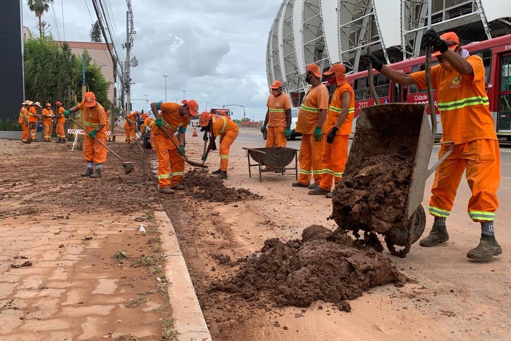 DMLU segue realizando mutir&atilde;o de limpeza nas &aacute;reas mais afetadas pelos alagamentos