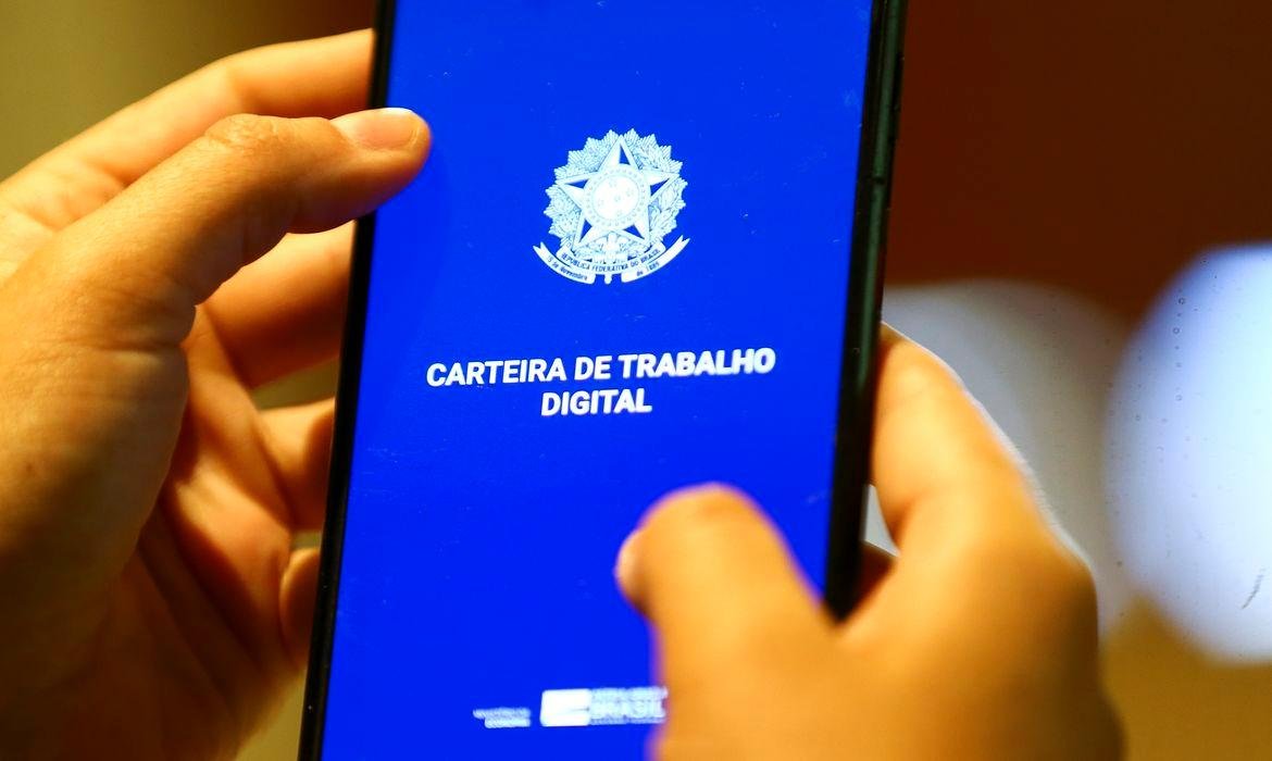 Mais de 300 mil trabalhadores ainda n&atilde;o sacaram abono