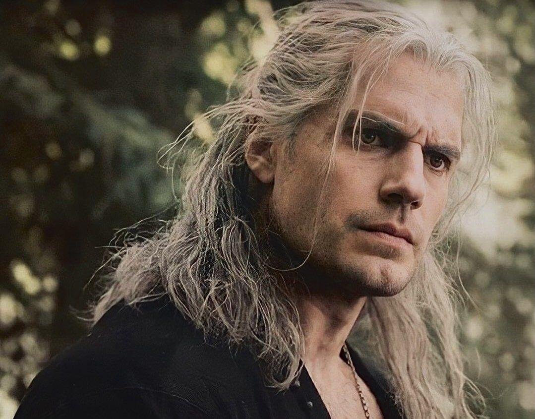 Na s&eacute;rie, o ator Henry Cavill interpreta Geralt de Rivia