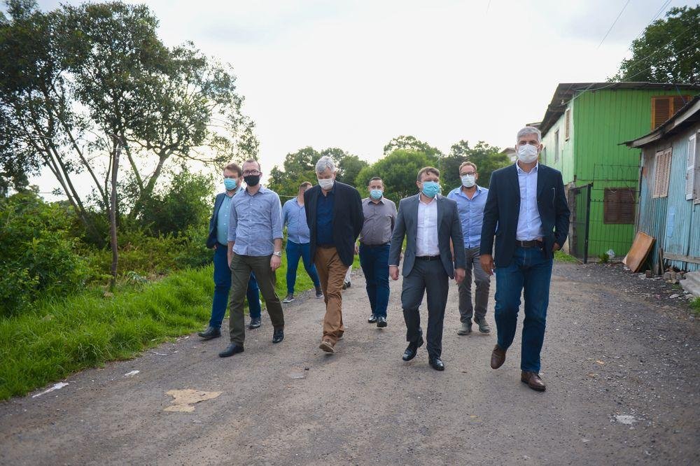 Representantes do Governo Federal visitaram &aacute;rea invadida da linha f&eacute;rrea no bairro Vila Am&eacute;lia