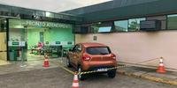 Renault Kwid de Gael em frente ao Hospital Unimed de Montenegro