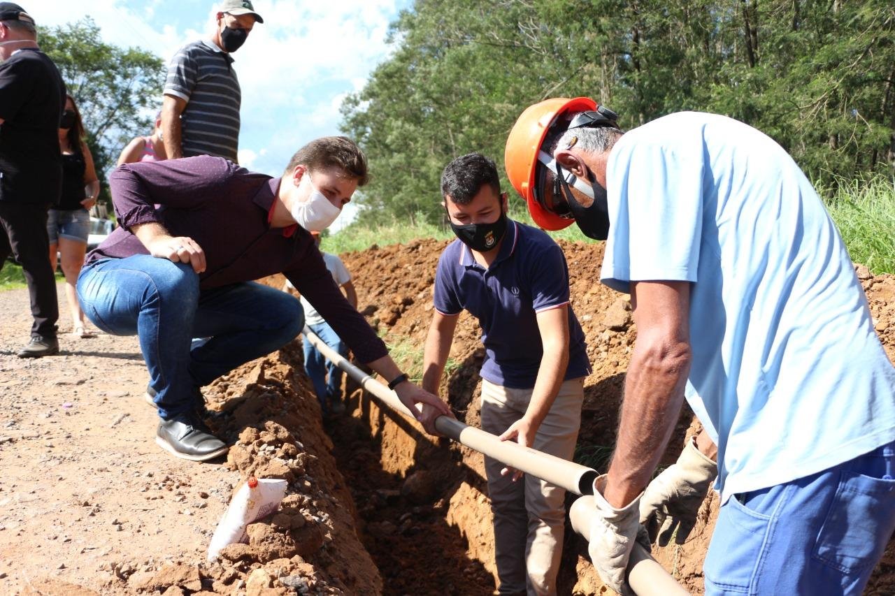 Sem &aacute;gua encanada, os moradores da localidade eram abastecidos com &aacute;gua de po&ccedil;os cavados