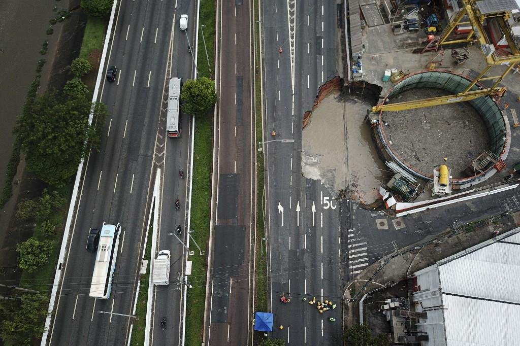Os ve&iacute;culos que trafegam pela pista central est&atilde;o sendo desviados para a pista expressa