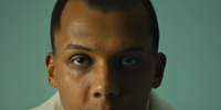 O artista Stromae no clipe de sua música 'L’enfer'