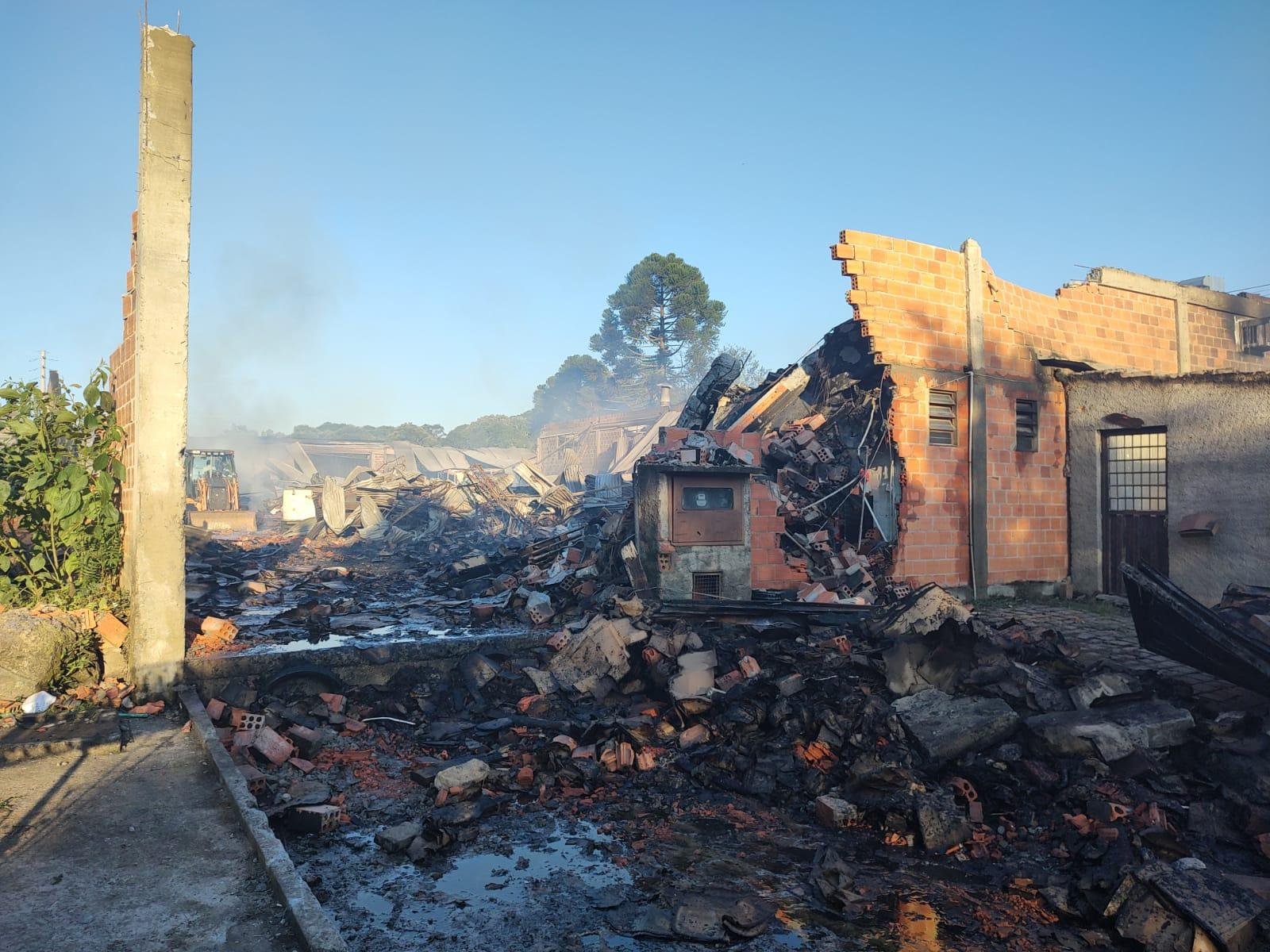 O inc&ecirc;ndio atingiu uma empresa de embalagens e uma oficina mec&acirc;nica que presta servi&ccedil;os ao munic&iacute;pio