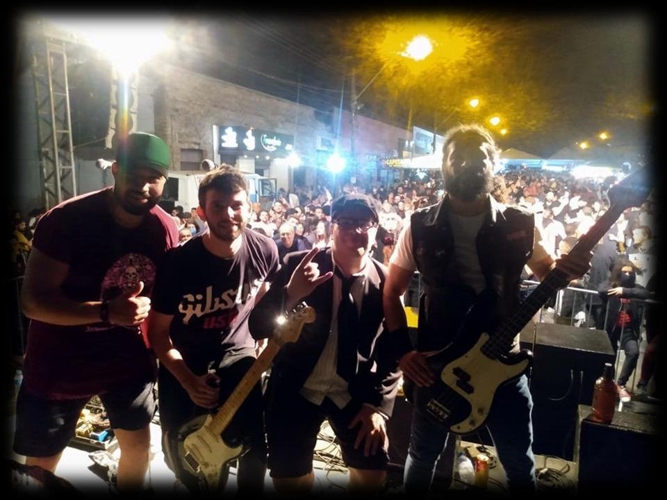 A banda bajeense surgiu em 2019, e seu estilo &eacute; Rock'n'Roll e Hard Rock Cl&aacute;ssico, com influ&ecirc;ncias de AC/DC, Aerosmith, Guns N'Roses e Scorpions