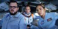 Trio de astronautas tem a missão de combater força alienígena que atacou a Lua