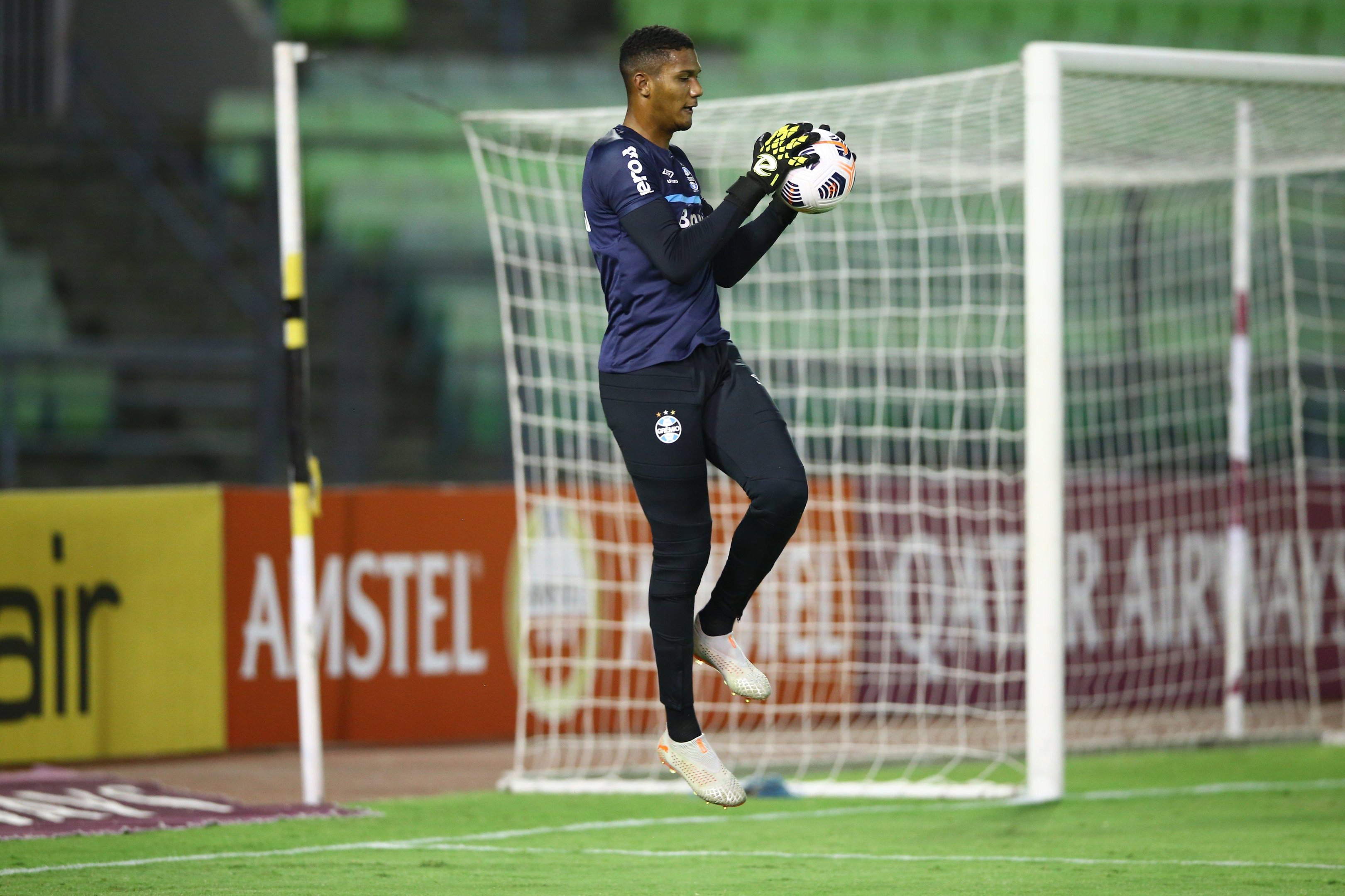 Goleiro Adriel &eacute; um dos seis casos positivos de Covid-19