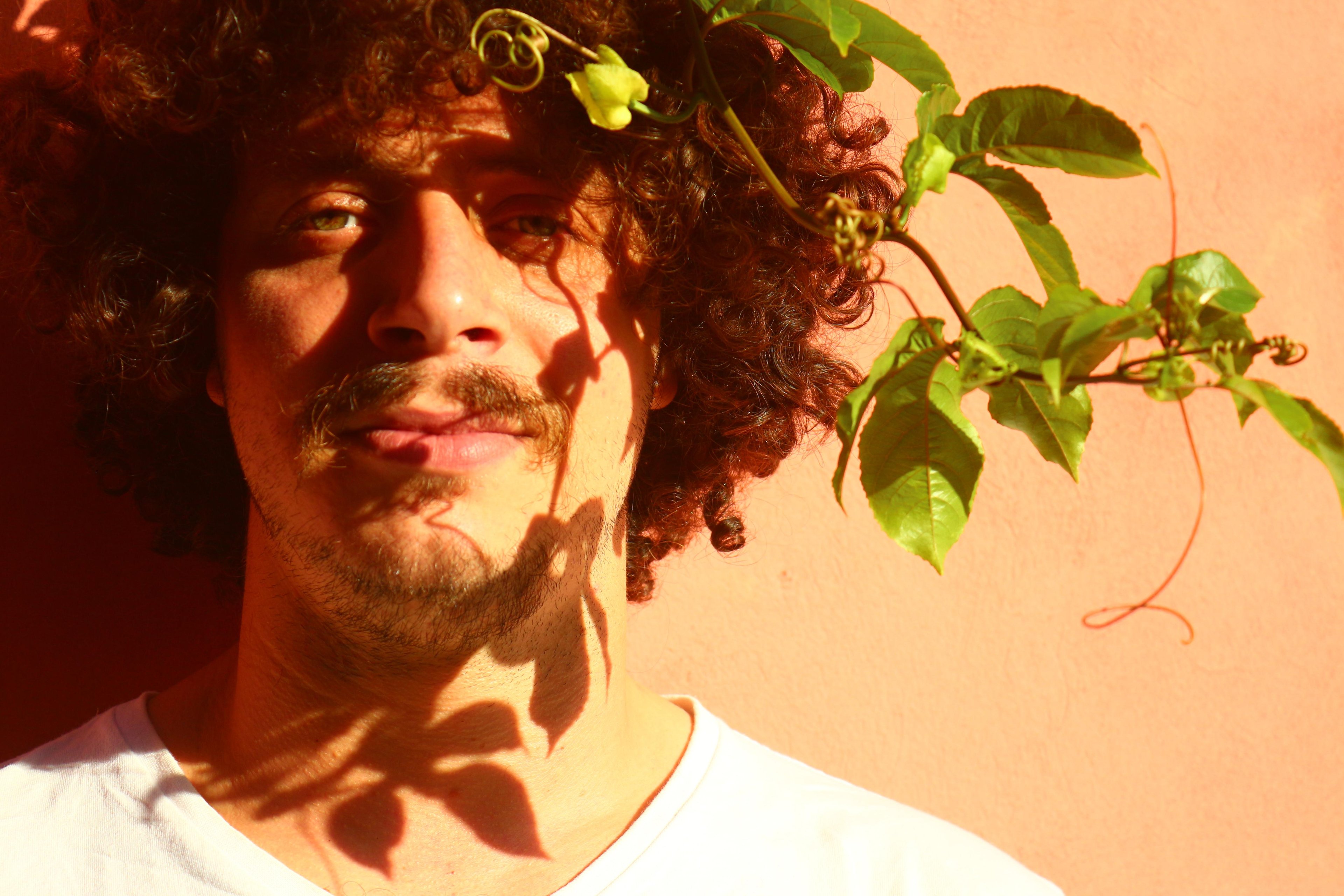 M&uacute;sico se apresentar&aacute; com seus viol&otilde;es (a&ccedil;o e nylon), cavaquinho e voz.