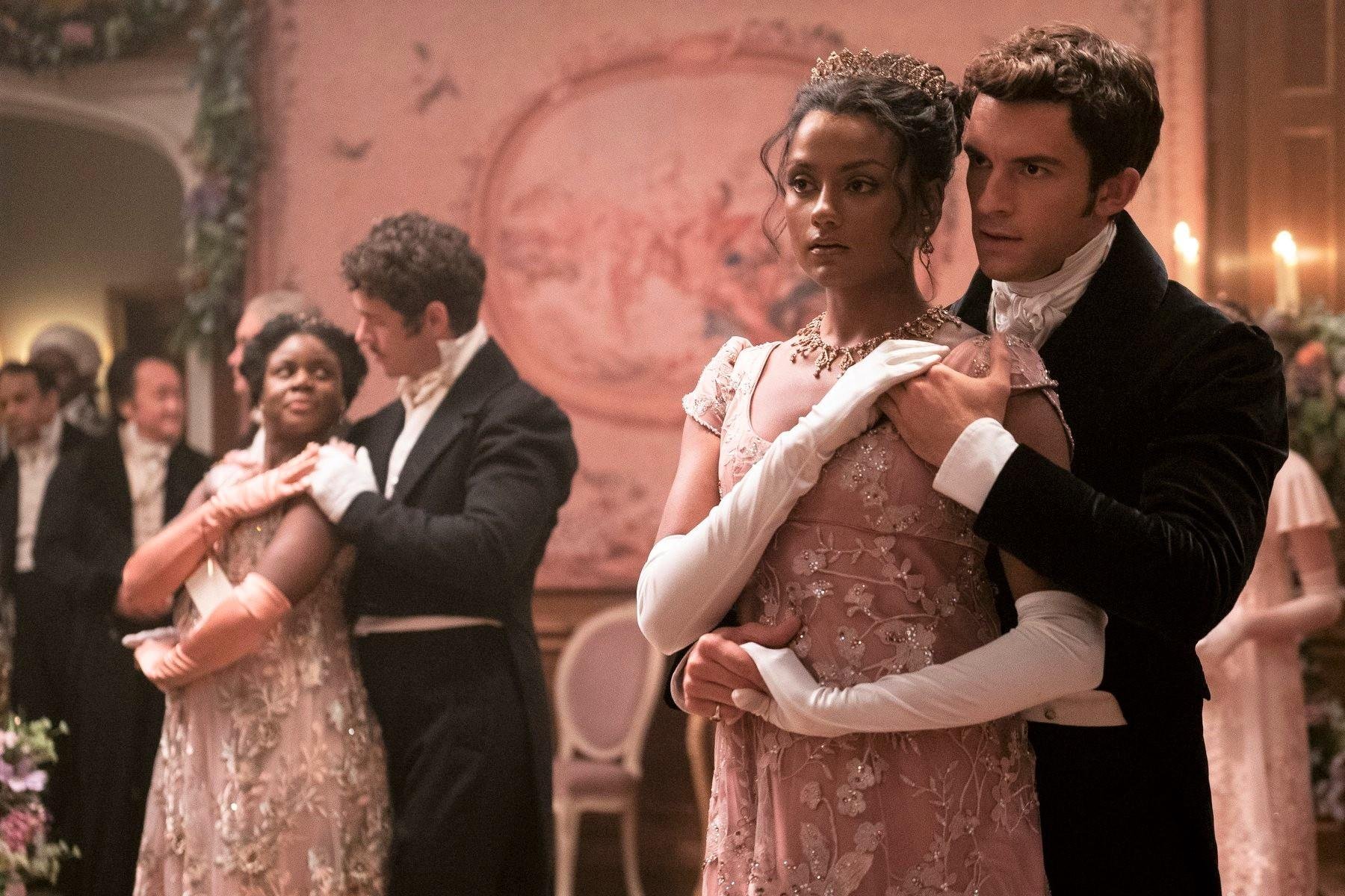 Os atores Jonathan Bailey e Simone Ashley s&atilde;o os protagonistas desta temporada
