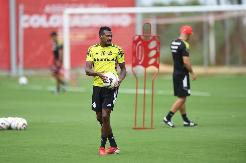 Edenilson deve ser titular do Inter neste s&aacute;bado