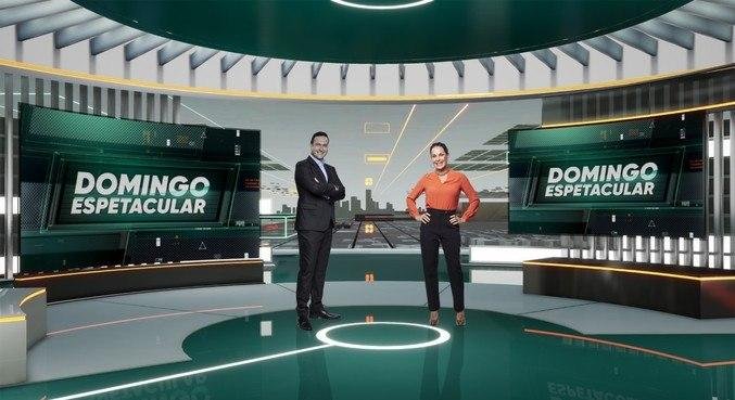 O Domingo Espetacular vai ao ar &agrave;s 19h45. A apresenta&ccedil;&atilde;o &eacute; de Carolina Ferraz e Eduardo Ribeiro