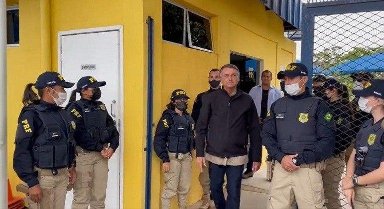 Bolsonaro visitou o posto da PRF, na BR-060, no Distrito Federal, neste domingo