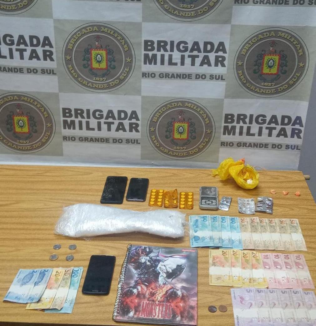 Al&eacute;m das drogas, foram apreendidos rem&eacute;dios, celulares, 850 reais em dinheiro e outros materiais