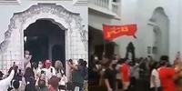 Grupo com bandeiras de partidos interrompeu celebração religiosa com gritos de “fascistas” e “racistas”