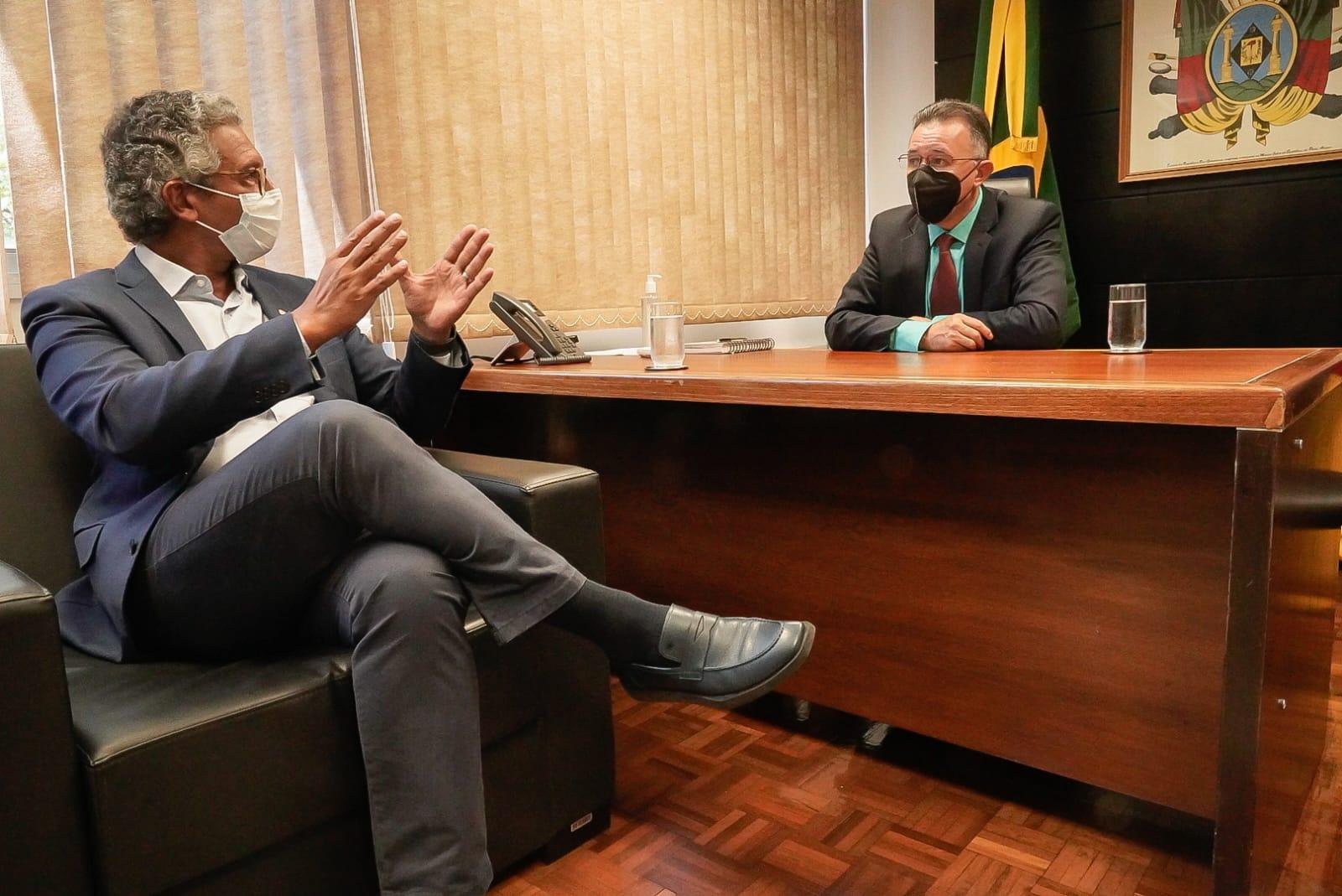 Frederico Antunes (PP) e o presidente da Casa, Valdeci Oliveira (PT), estiveram juntos nesta segunda