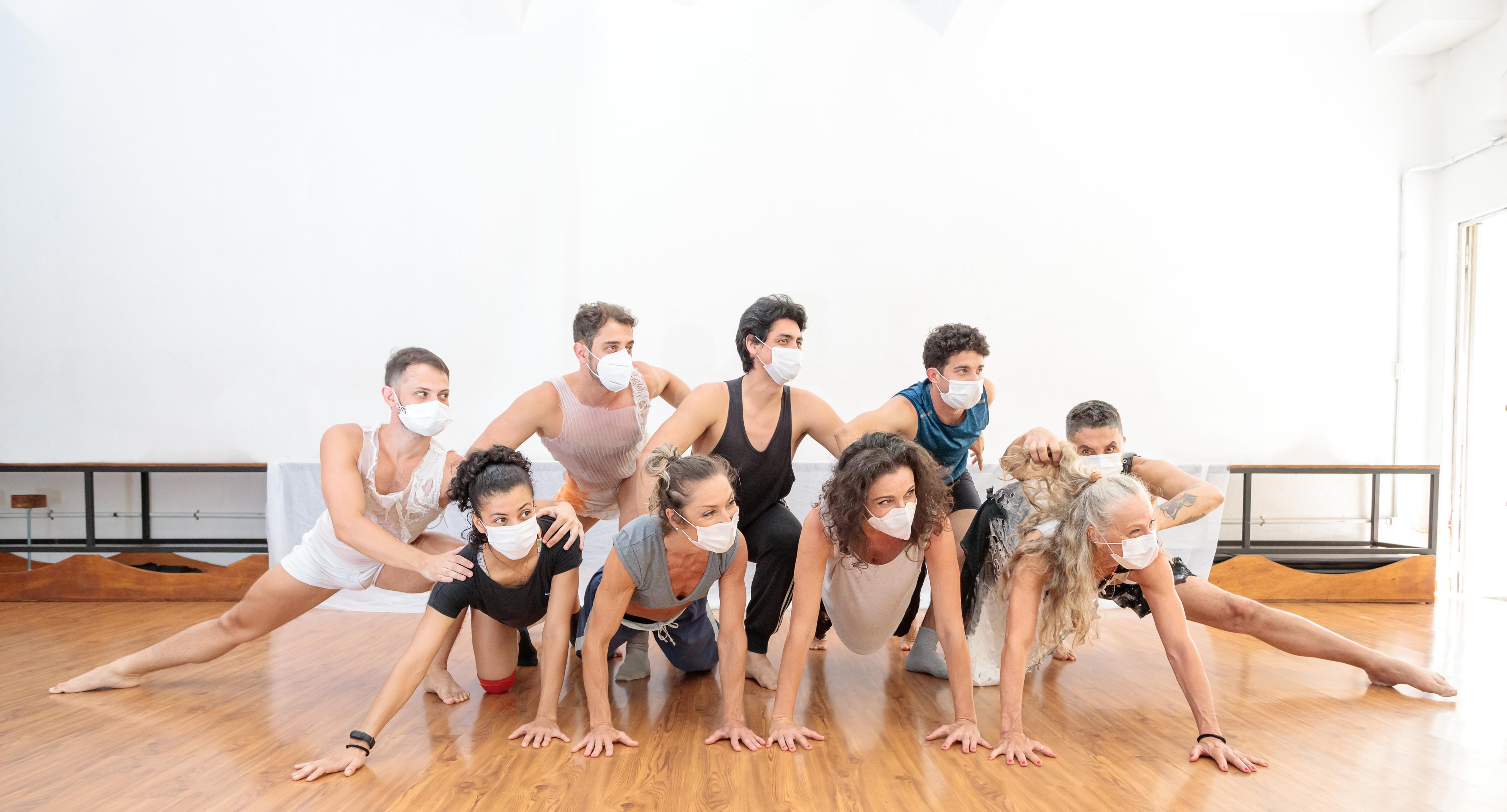 Composto por quatro coreografias, espet&aacute;culo de dan&ccedil;a contempor&acirc;nea falta de comunica&ccedil;&atilde;o, a frustra&ccedil;&atilde;o e as incertezas em um relacionamento.