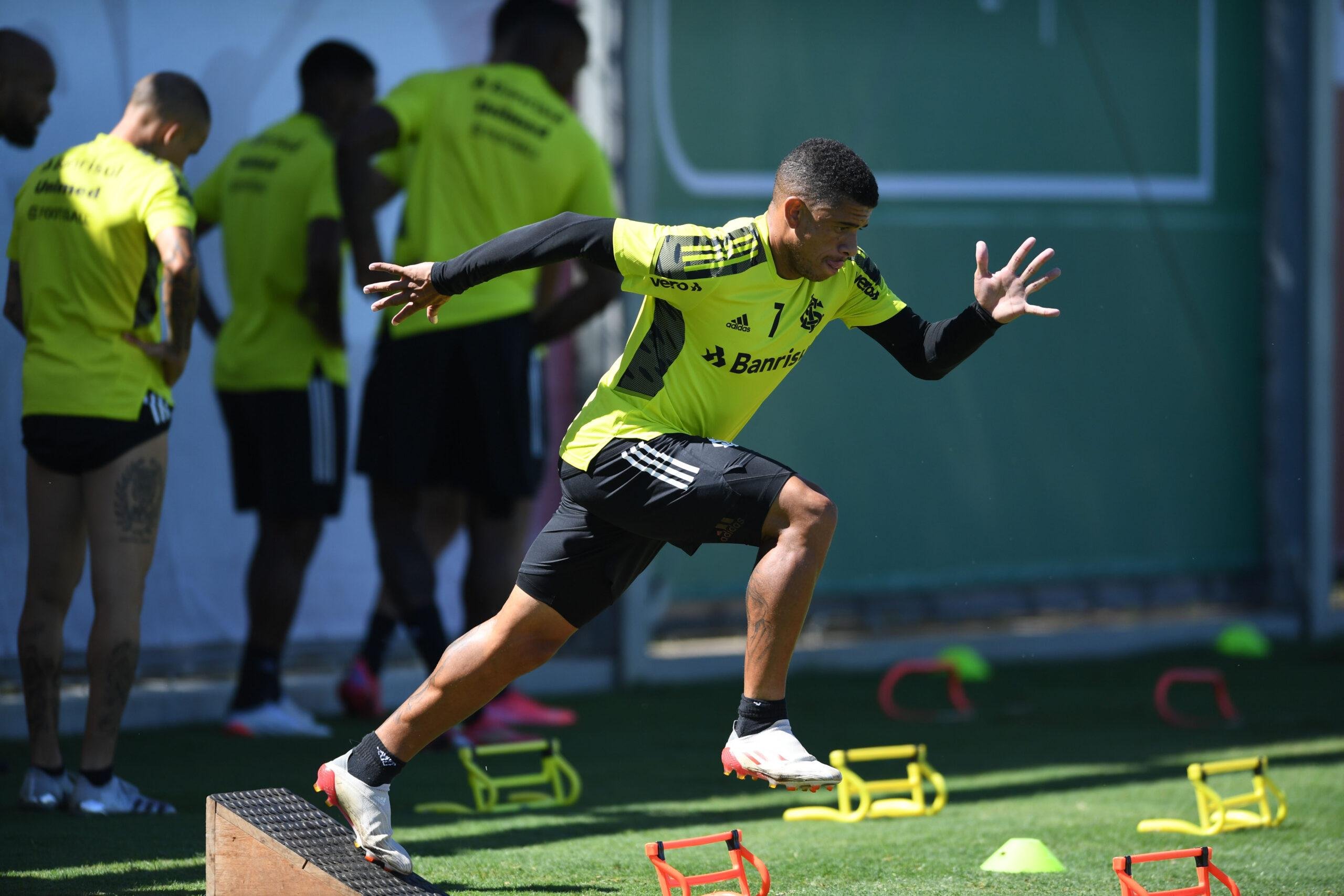 Taison deve retornar ao time nesta quarta-feira