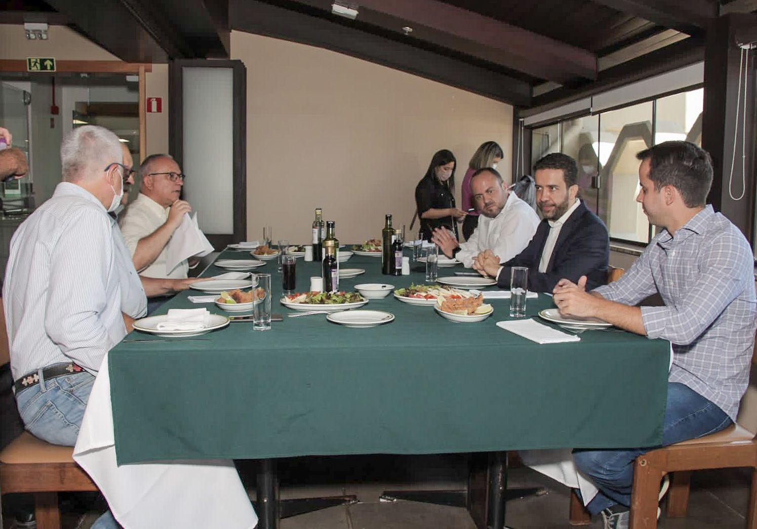 Deputado Andr&eacute; Janones em almo&ccedil;o com integrantes da Farsul