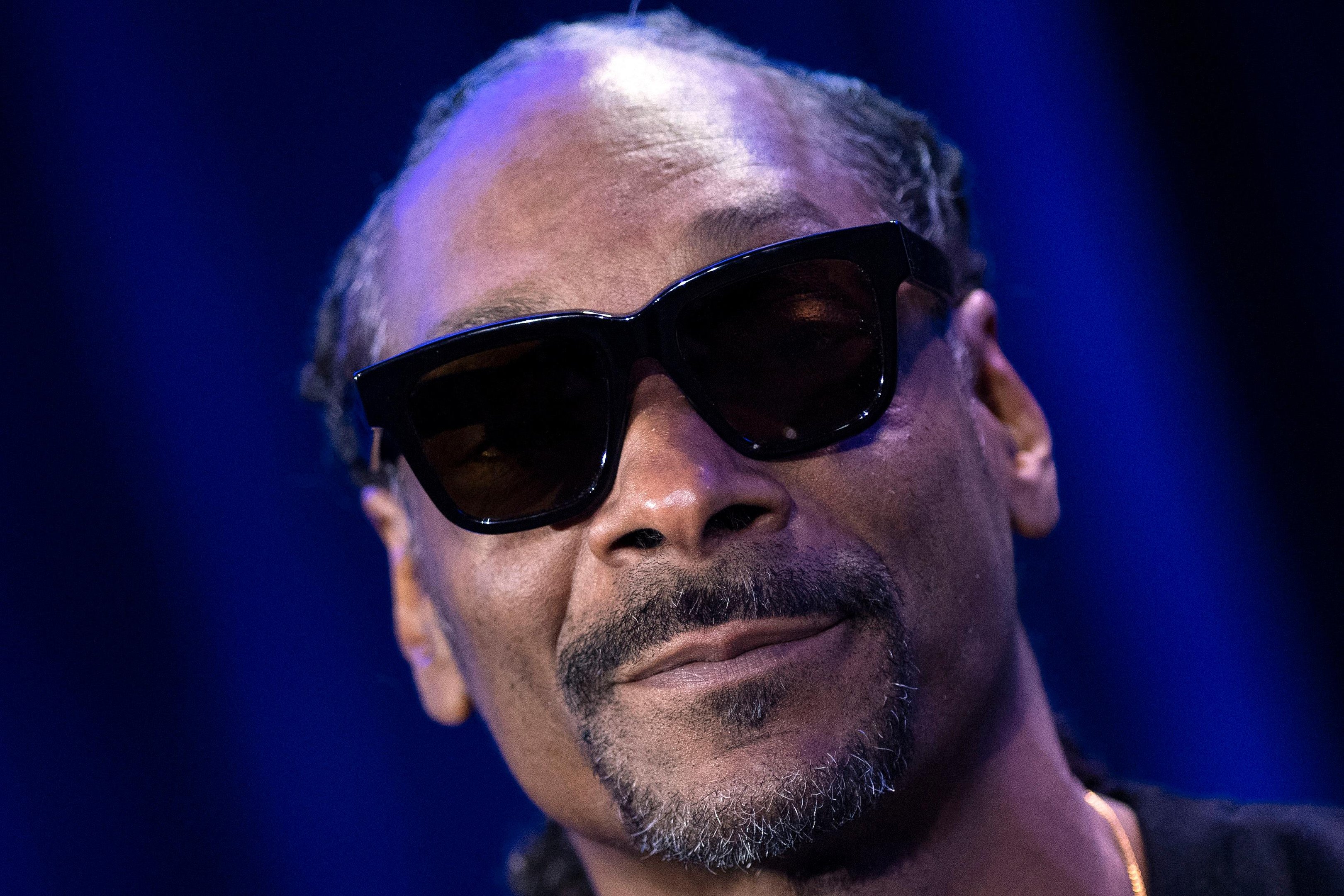 Uma mulher est&aacute; processando o rapper americano Snoop Dogg, a quem ela acusa de agredi-la sexualmente em 2013 na Calif&oacute;rnia