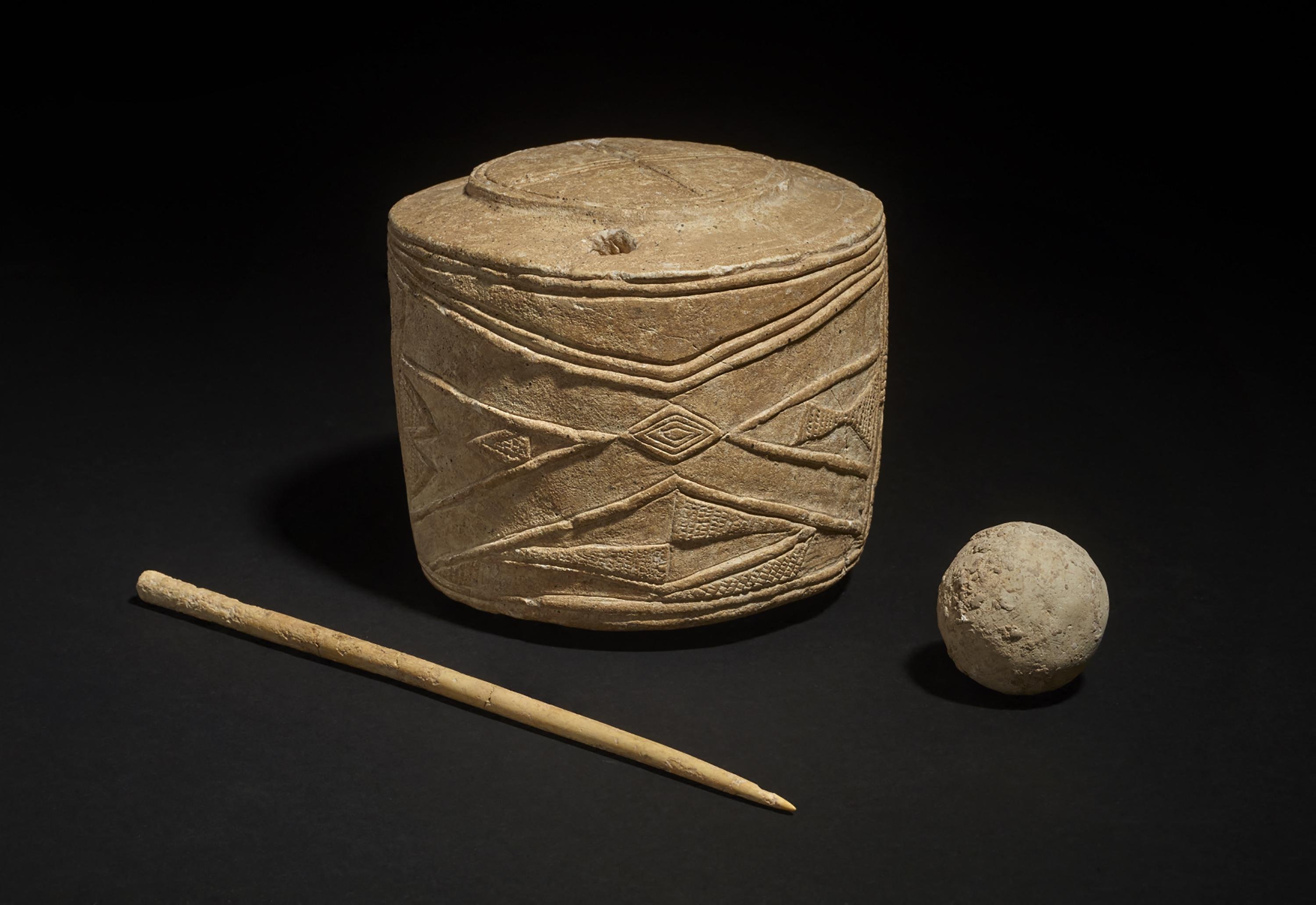 Segundo o museu, o tambor &eacute; "um dos artefatos mais elaborados deste per&iacute;odo que foram encontrados na Gr&atilde;-Bretanha e na Irlanda"