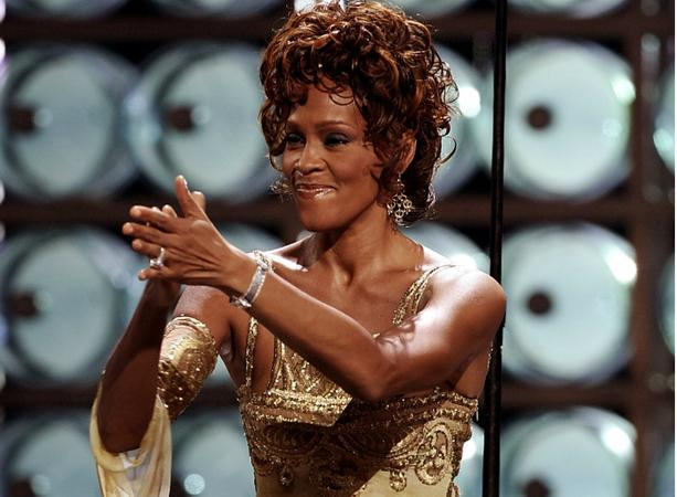 Whitney Houston, em foto de 2004, ap&oacute;s cantar no World Music Awards