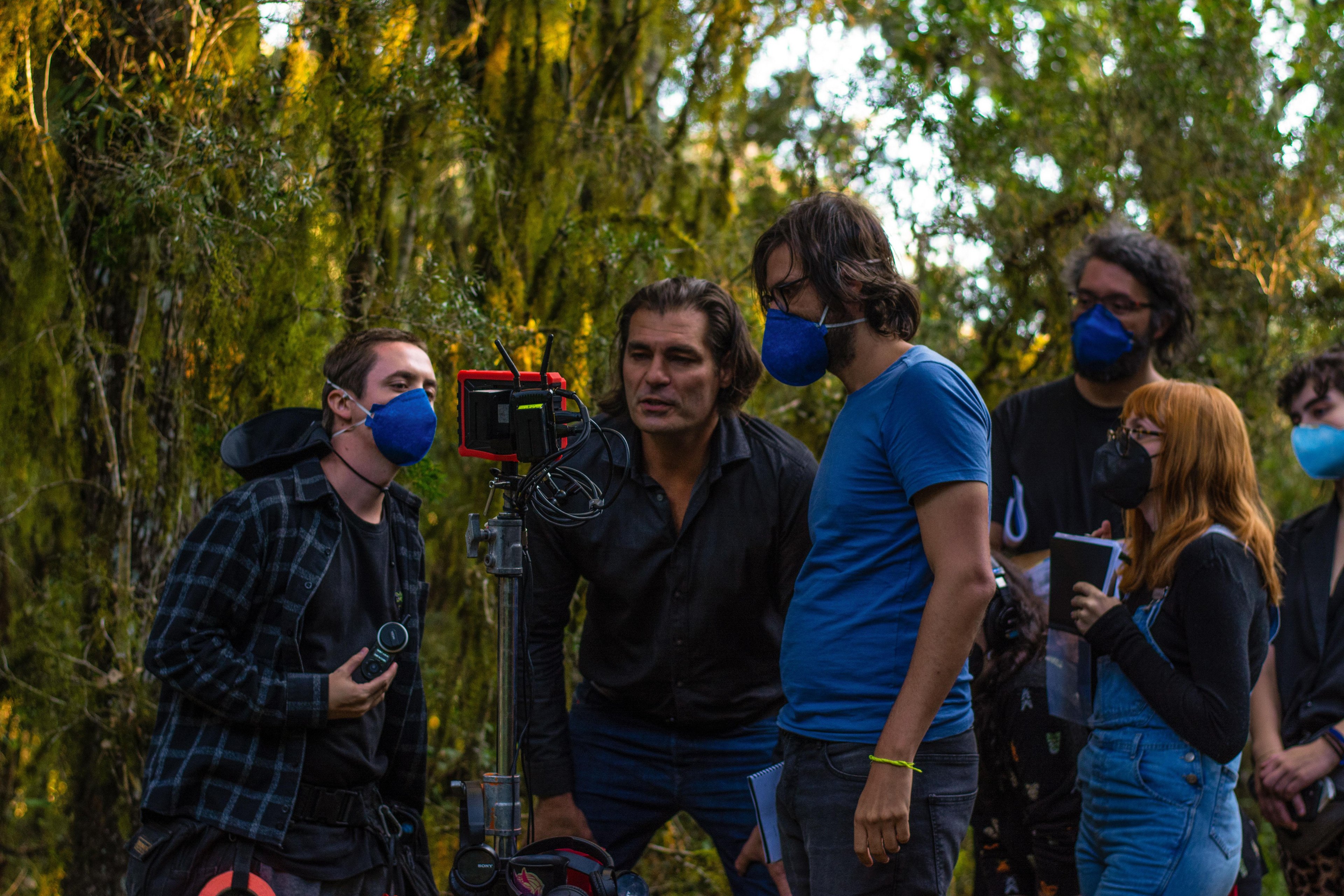 Thiago Lacerda e o diretor Thiago Wodarski (C), e equipe do longa