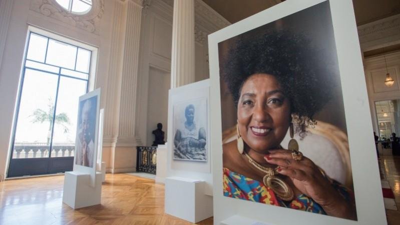 Mostra estreiou no Sal&atilde;o Negrinho do Pastoreio, do Pal&aacute;cio Piratini, por ocasi&atilde;o das comemora&ccedil;&otilde;es do centen&aacute;rio da sede do Executivo Estadual e dos 50 anos da institui&ccedil;&atilde;o do 20 de novembro como Dia Nacional da Consci&ecirc;ncia Negra, movimento iniciado no Rio Grande do Sul.