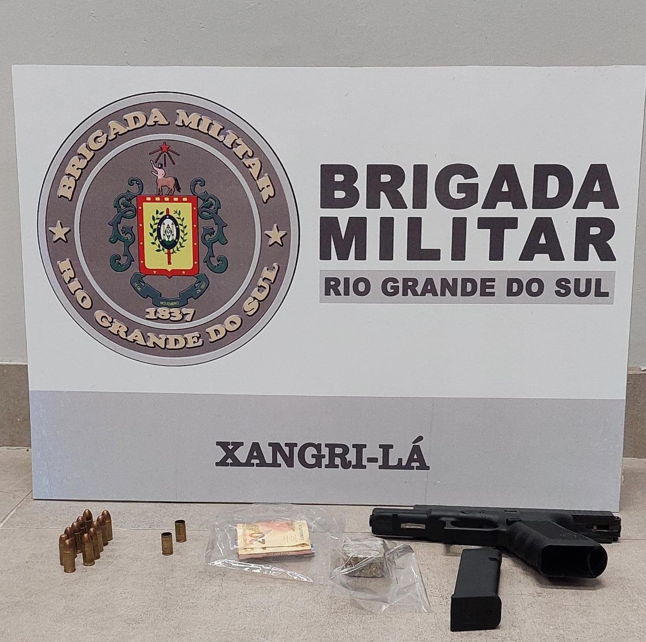 Foram aprendidos uma pistola 9mm, onze muni&ccedil;&otilde;es intactas, 21 gramas de maconha e R$ 128 reais em dinheiro