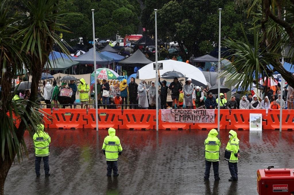 Manifestantes responderam &agrave; sele&ccedil;&atilde;o musical com vaias