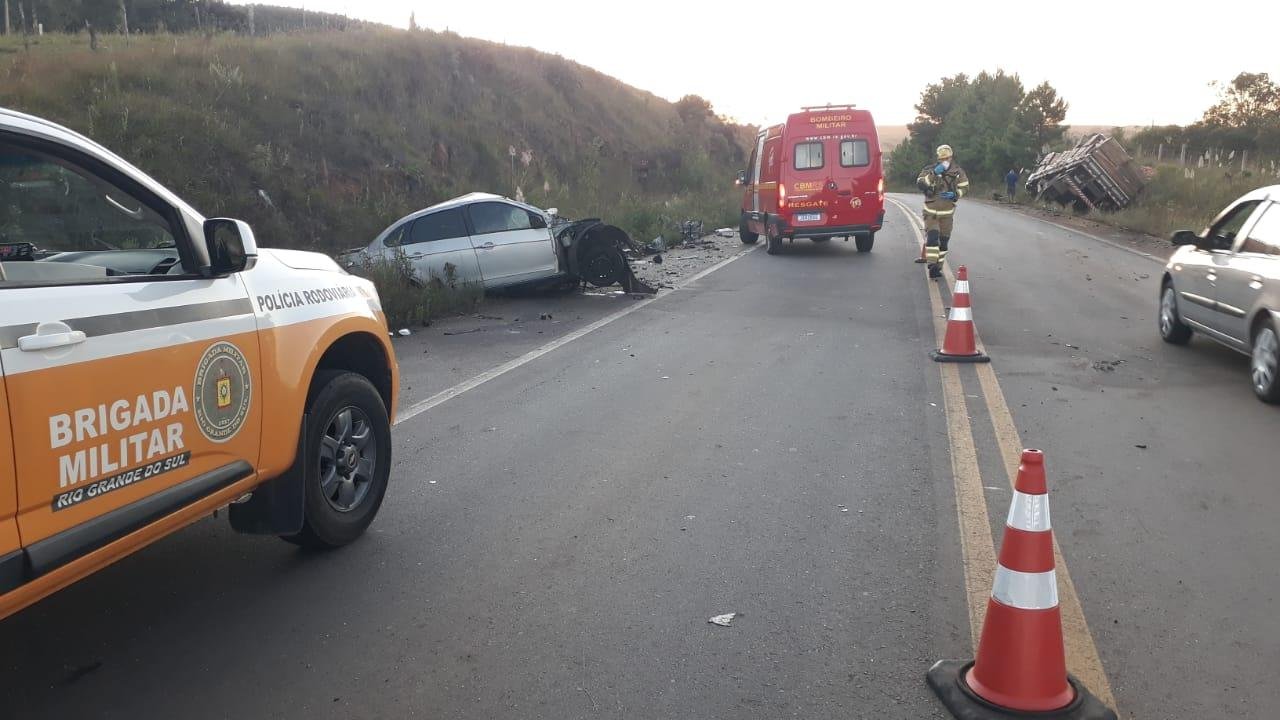Colis&atilde;o entre carro e caminh&atilde;o ocorreu ap&oacute;s invas&atilde;o de pista
