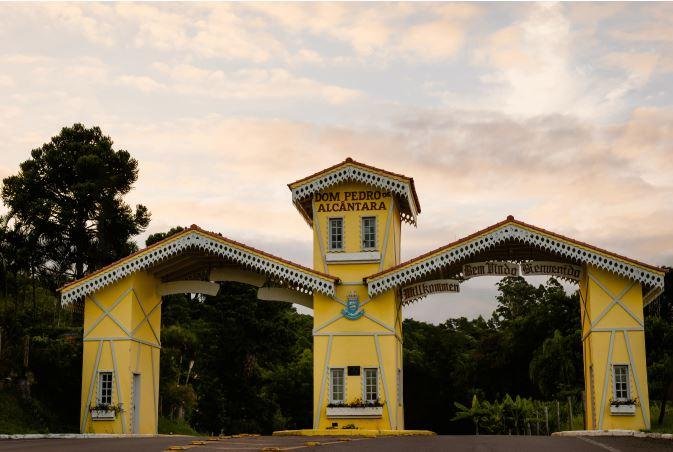 P&oacute;rtico foi pintado de amarelo devido a uma caracter&iacute;stica marcante da cidade, a produ&ccedil;&atilde;o de bananas