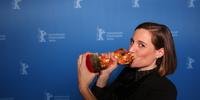 A diretora e roteirista espanhola Carla Simon ao receber  oUrso de Ouro de Melhor Filme no 72º Festival de Cinema Berlinale