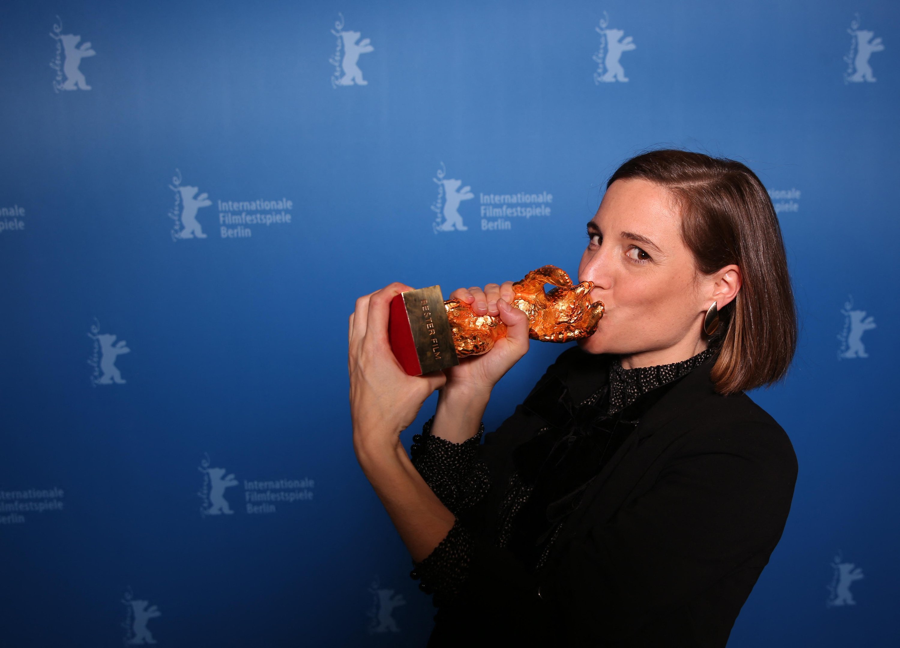 A diretora e roteirista espanhola Carla Simon ao receber  oUrso de Ouro de Melhor Filme no 72&ordm; Festival de Cinema Berlinale