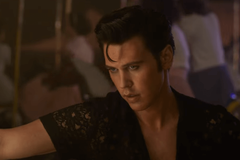 O longa &eacute; protagonizado por Austin Butler, que interpreta Elvis, e tem Tom Hanks no papel de Coronel Tom Parker.